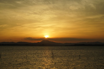 Naklejka premium 霞ヶ浦と筑波山と夕日