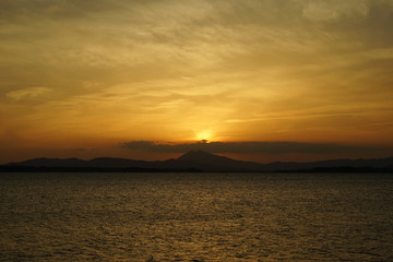 Naklejka na ściany i meble 霞ヶ浦と筑波山と夕日