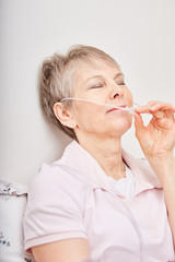Alte Frau mit Sauerstoff Nasensonde