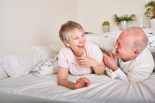 Senioren Paar hat Humor und albert herum