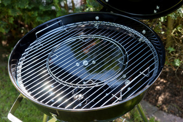 Close-up of the new grill grate from round barbecue grill