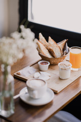 Desayuno saludable en mesa, tostadas con tomate, yogurt y café