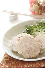 Steamed chicken slices served radish
