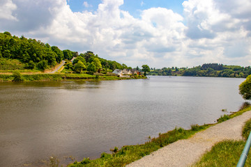 Jugon-les-Lacs. Vue sur le lac. Côtes-d'Armor. Bretagne