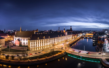 Fototapeta na wymiar Univesrity of Wrocław and uniwersytecki bridge at night aerial view