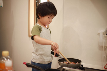 料理する男の子