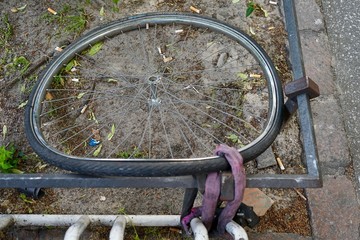 Angekettetes, einzelnes Laufrad eines Fahrrads in Berlin