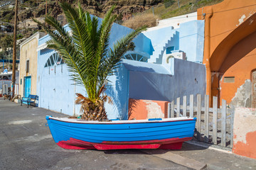 Fototapeta na wymiar wooden boat on the shore