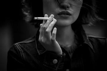 喫煙する女性