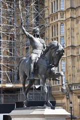 Obraz premium Statue of King Richard I or Richard the Lionheart outside the Houses of Parliament Westminster London England. King of England from 6 July 1189 until his death.