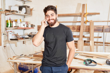 Gründer einer Handwerker Firma telefoniert