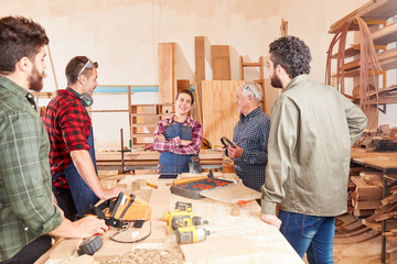 Gruppe Tischler mit Azubis in der Werkstatt
