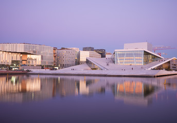 Oslo's new city part with the Opera and Library reflecing in the sea in the eveningæ' twilight - obrazy, fototapety, plakaty