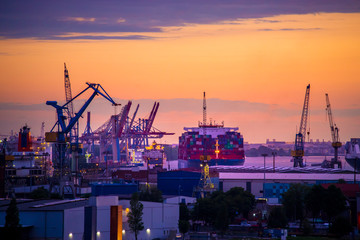 Containerschiff im Hafen Hamburg