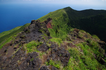 八丈富士の尾根道と溶岩