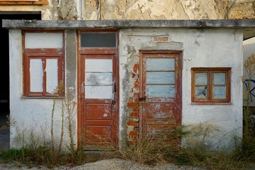 Verlassenes Hafengebäude in Cacilhas bei Lissabon