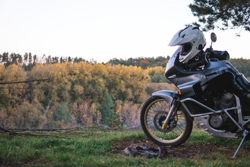 Obraz premium Motocykl przygodowy, sprzęt motocyklisty, koncepcja kierowcy motocykla aktywnego stylu życia, podróż enduro, tapeta transportowa, turysta. jesienny wieczór, miejsce na kopię