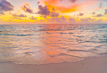 Fototapeta na wymiar Beautiful sunset with sky over calm sea in tropical Maldives island .