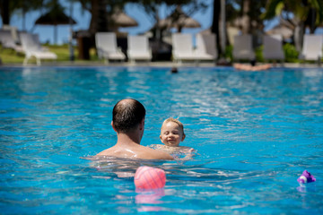 Naklejka premium Father and son having fun in the pool