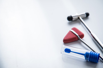 Neurologie Multiple Sklerose Untersuchung oder Forschung mit Stuhlprobe Probenröhrchen und...