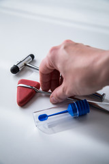 Neurologin bei Multiple Sklerose Untersuchung oder Forschung mit Stuhlprobe Probenröhrchen und...