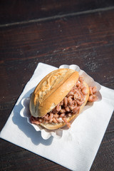 Nordseekrabben Brötchen als Fischbrötchen auf Fischmarkt Holztisch als schneller regionaler Imbiss
