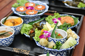 Fresh vegetable chili and curry are served for foreign tourists. Popular Thai food with delicious taste