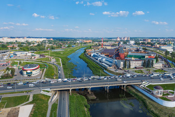 Fototapeta premium Widok z lotu ptaka na centrum miasta Tula lub śródmieście z mostem na rzece Upa, nowoczesne i zabytkowe budynki, fabryki i ruch samochodowy