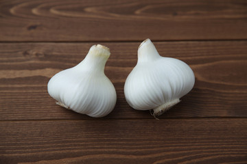 木のテーブルにのせた 生のニンニク ガーリック