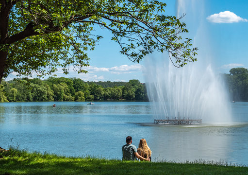 Liebespaar nimmt eine Auszeit am See im Fr&uuml;hling