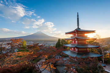 chureito pagode and mount fuji at sunset - obrazy, fototapety, plakaty