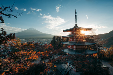 chureito pagode and mount fuji at sunset