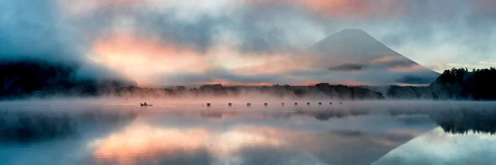 Papier Peint photo autocollant Mont Fuji Beau lever de soleil mystique au lac Shōji avec le mont Fuji en toile de fond et une barque au premier plan