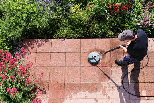 Cleaning stone slabs with the high-pressure cleaner