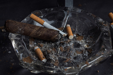 Tarde en mi oficina Disfrutando un cigarro