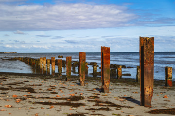 Reste der alten Kaianlagen an der Nordküste der Insel Helgoland an einem sonnigen Tag aufgenommen. Man sieht noch die alten Stahlträger.