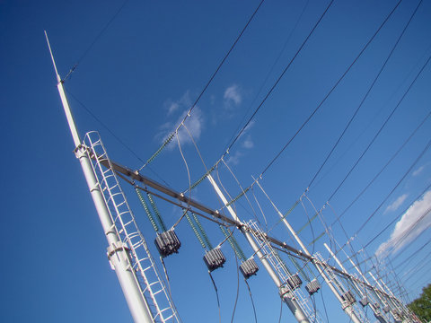 A line trap (high-frequency stopper) is a maintenance-free parallel resonant circuit. Metal constructions, high-voltage wires, glass insulators.
