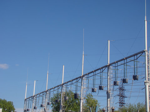 A line trap (high-frequency stopper) is a maintenance-free parallel resonant circuit. Metal constructions, high-voltage wires, glass insulators.