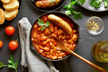 Baked beans in tomato sauce and grilled sausages