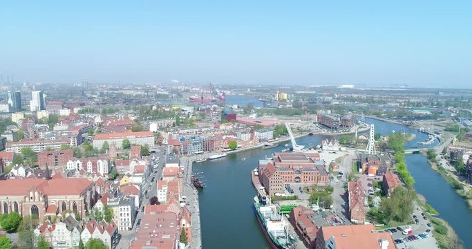 Gdańsk z lotu ptaka &ndash; krajobraz starego miasta i Ołowianka. Przelot nad Motławą.