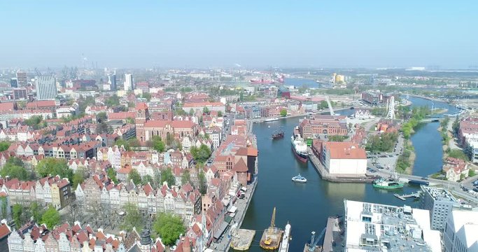 Gdańsk z lotu ptaka &ndash; stare miasto. Przelot nad Motławą.