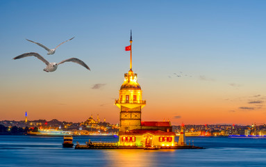 Fototapeta premium Maiden's Tower in istanbul, Turkey (KIZ KULESI - USKUDAR)