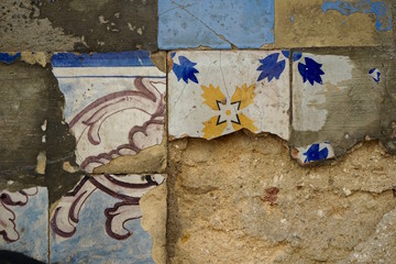 Wand mit Bruchstücken von Fliesen in Lissabon