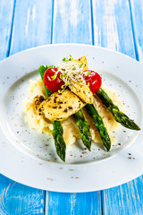 Grilled chicken fillet and vegetables