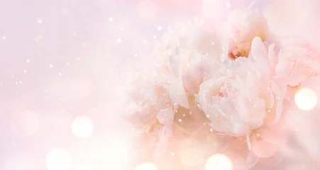 Fotobehang Mooie roze pioen boeket kunst achtergrond. Bloeiende pastel pioenroos of rozen rand bloemen kaart ontwerp. Bruiloft achtergrond, Valentijnsdag concept © Subbotina Anna