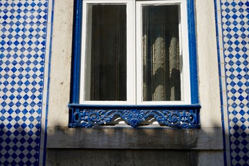 Sonnige Fassade mit Fenster und Azulejos in Lissabon