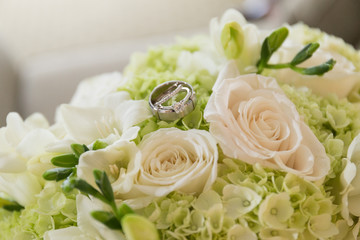 Obraz na płótnie Canvas Wedding ring flowers shoes elegant metal silver elegant