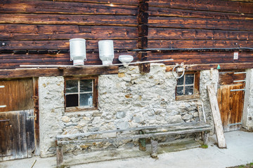 Milchkannen an einer Bergsennerei in den Alpen