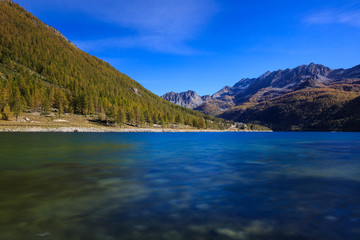Fototapeta na wymiar Lago di Ceresole, Ceresole Reale (Piemonte), nel parco nazionale del Gran Paradiso