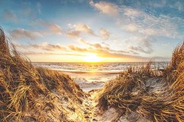 Fototapeta premium Sonnenuntergang am Strand in Dänemark Weitwinkel